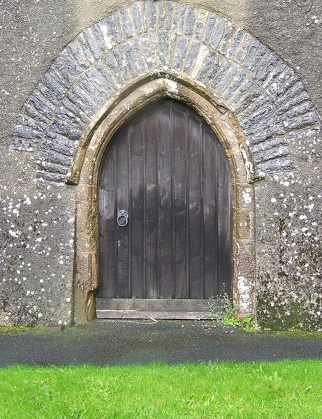 Archivo:Devil's Door, Church of St Peter and St Paul, Broadhempston (Geograph Image 946268 448f35b9).jpg